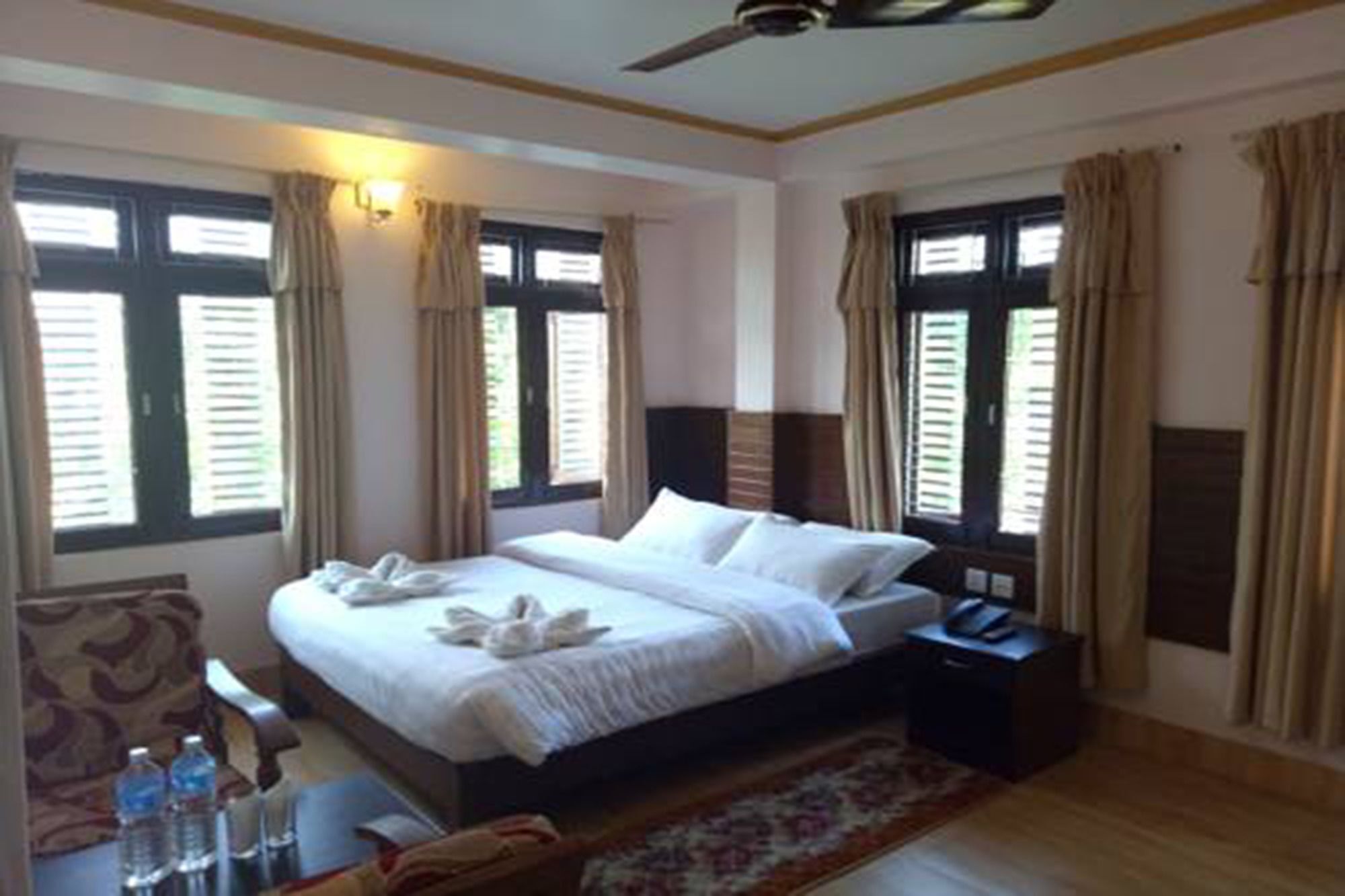 Hotel Alpine Villa Покхара Экстерьер фото